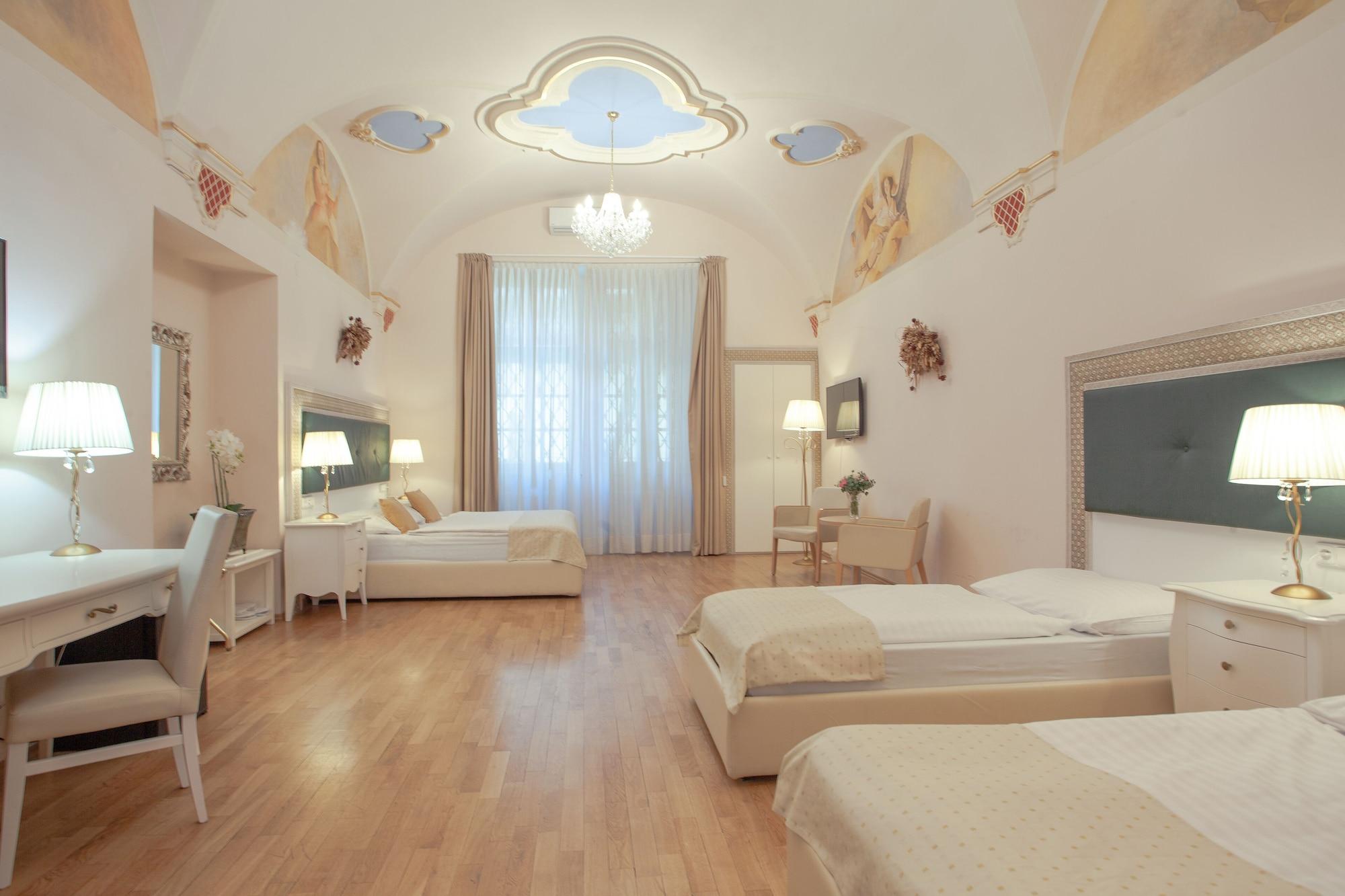Little King U Malvaze Готель 4*